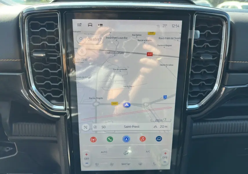 Vue rapprochée de l’écran tactile central du Ford Ranger 2026 affichant la navigation GPS et les commandes climatisation.