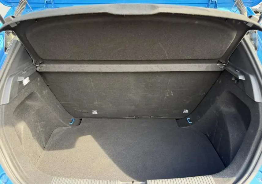 Coffre ouvert vu de l'arrière d'une MG3 1.5 Hybrid+ 195 Comfort bleu Como, espace de rangement vide et propre.