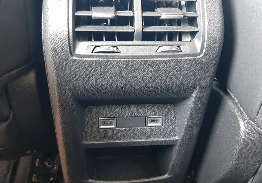 Vue rapprochée de la console arrière noire du DS4 2024 avec bouches d’aération et deux ports USB intégrés.