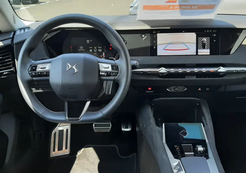 Vue intérieure du poste de conduite du DS4 2024, volant cuir noir et écran tactile affichant la caméra de recul.