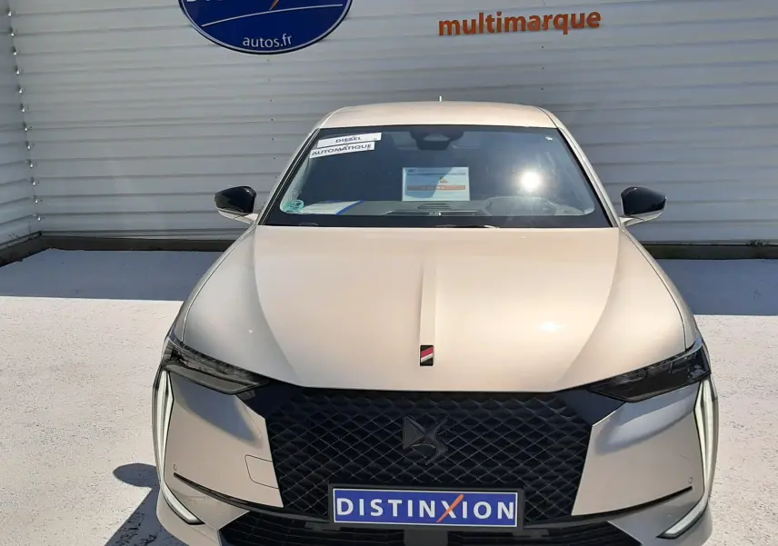 Vue frontale d'une DS4 2024 couleur Cristal Pearl avec calandre noire et phares LED distinctifs.