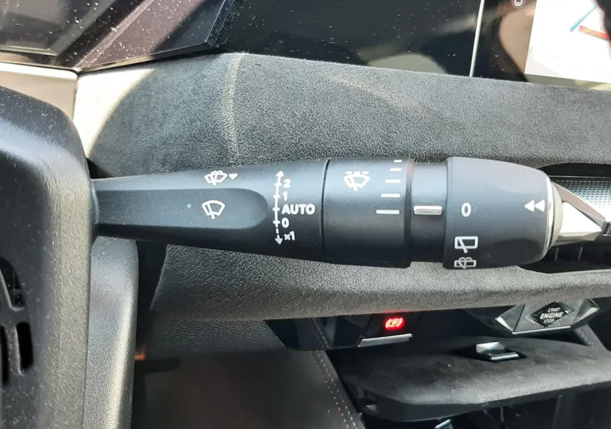 Gros plan sur la commande d'essuie-glace du DS4 2024, avec tableau de bord noir et détails en alcantara gris.