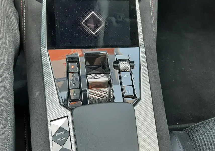 Vue rapprochée de la console centrale argentée et noire du DS4 2024 avec écran tactile et commandes de boîte automatique.