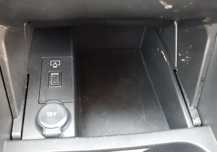 Prise USB et allume-cigare 12V dans le rangement central noir d'une DS4 Cristal Pearl 2024.