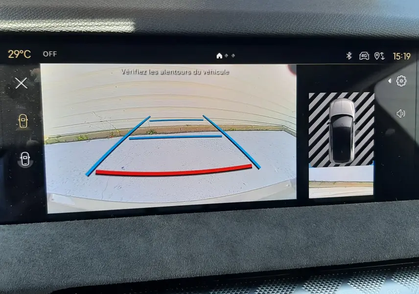 Affichage de la caméra de recul et vue 360° sur l'écran tactile du tableau de bord du DS4 2024 couleur Cristal Pearl.