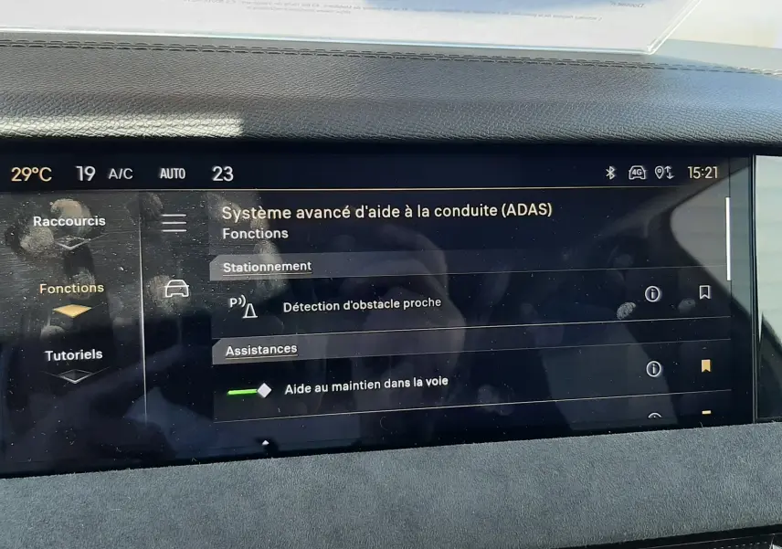 Écran tactile du système d'aide à la conduite DS4 2024 affichant les fonctions ADAS avec tableau de bord noir.