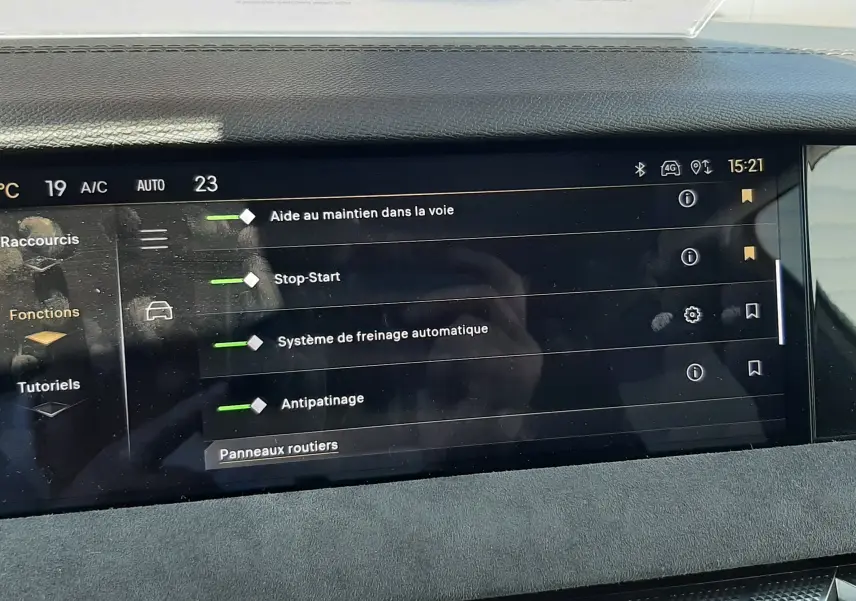 Écran tactile du tableau de bord du DS4 2024 montrant les aides à la conduite avec finition intérieure noire et garniture Alcantara.