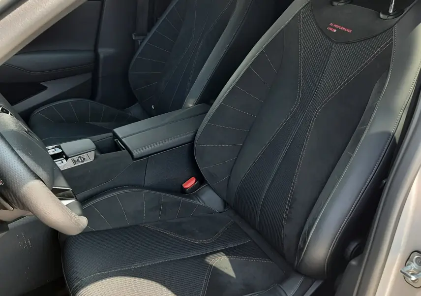 Vue intérieure côté conducteur du DS4 2024, sièges noirs en cuir et alcantara avec surpiqûres rouges et logo Performance Line.