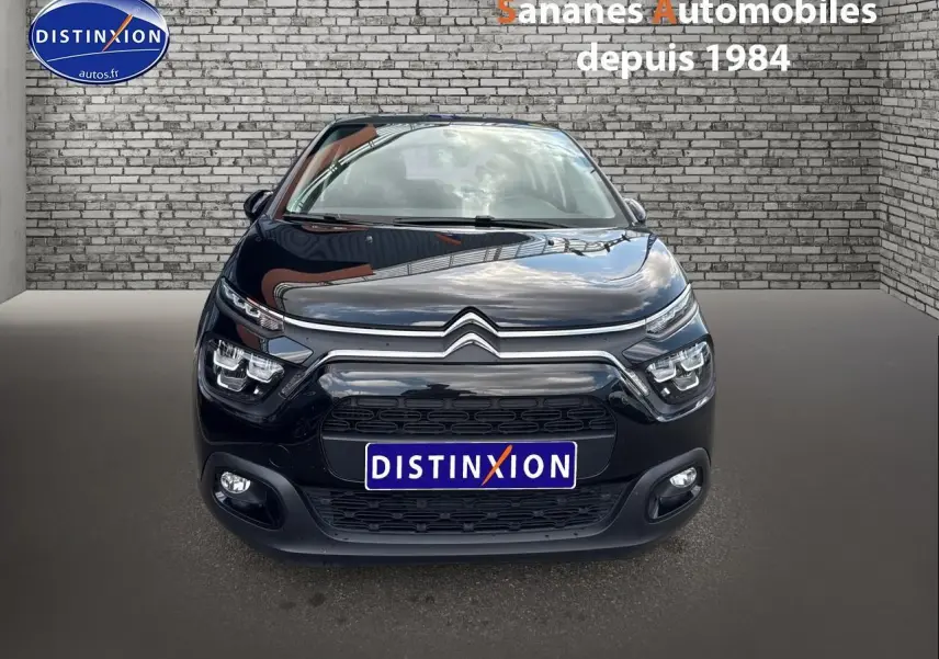 Vue frontale d'une Citroën C3 noire 2023 avec projecteurs antibrouillard et calandre chromée brillante.