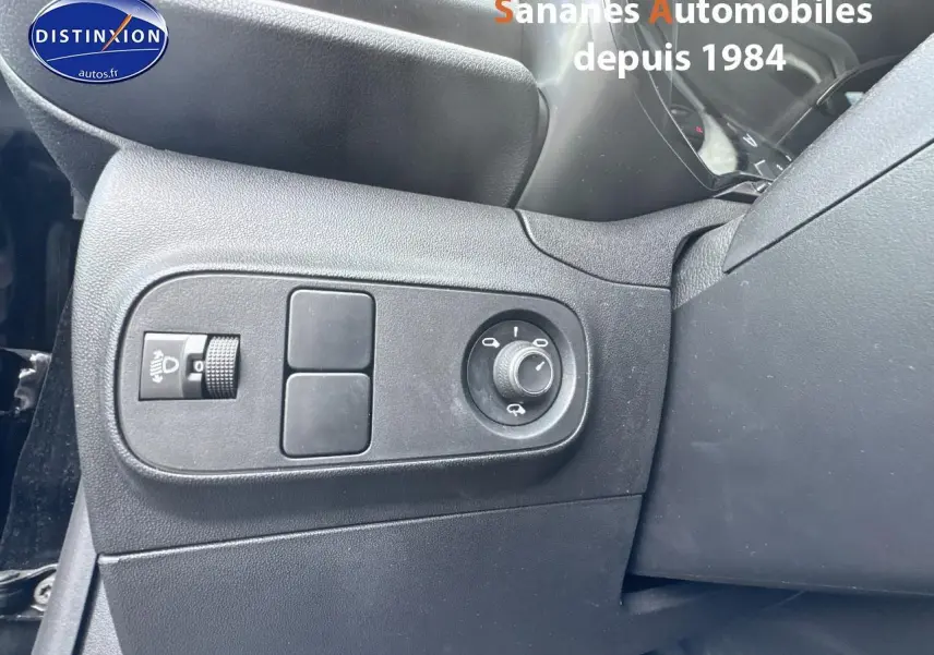Commande des rétroviseurs et réglage des phares côté gauche dans l'habitacle noir de la Citroën C3 2023.
