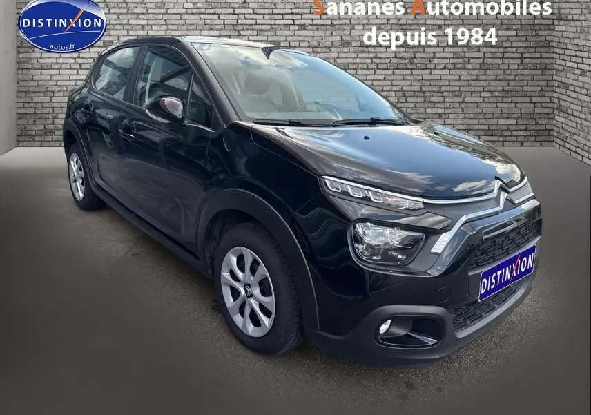 Citroën C3 noire vue en 3/4 avant droit avec projecteurs antibrouillard et jantes alliage simples.