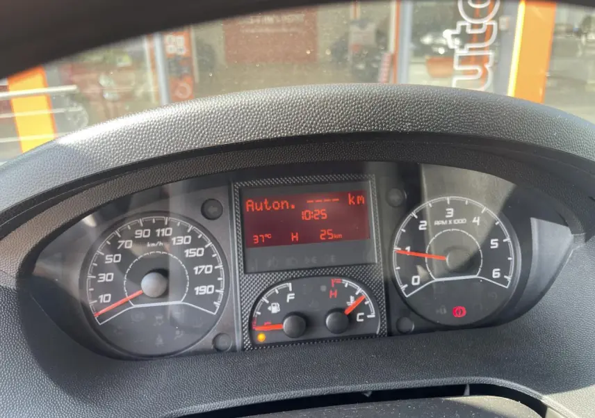 Vue rapprochée du tableau de bord du Citroën Jumper 2023, affichant compteurs et écran digital rouge.