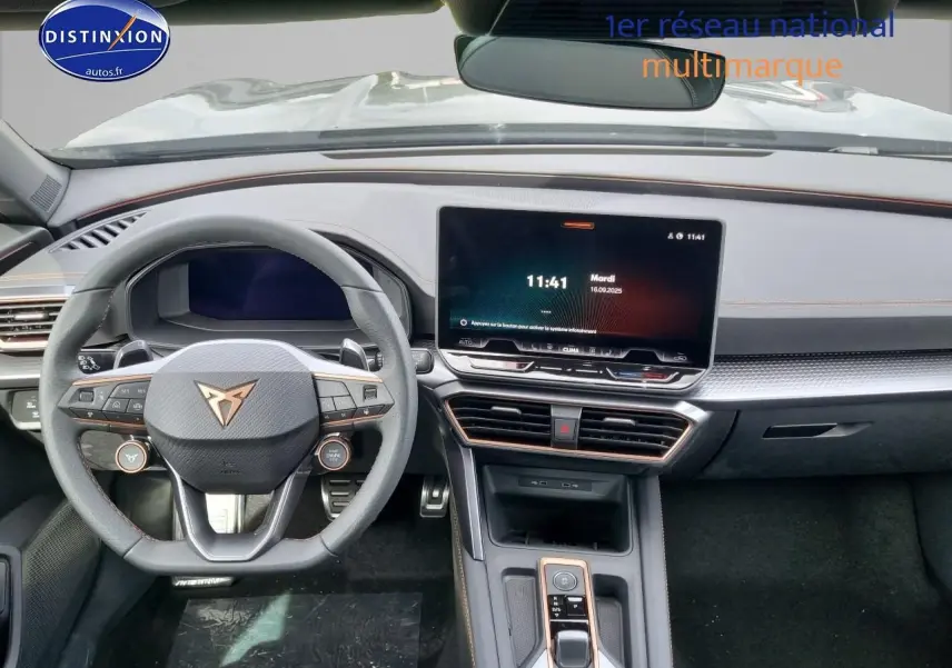 Vue intérieure avant du tableau de bord et volant cuir noir du CUPRA Formentor 1.5 etsi hybrid 2025 avec écran tactile central.