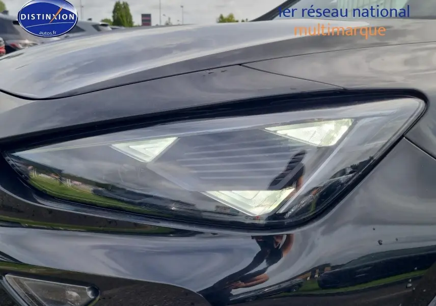 Gros plan sur le phare avant droit du CUPRA Formentor noir midnight, soulignant son design anguleux et moderne.