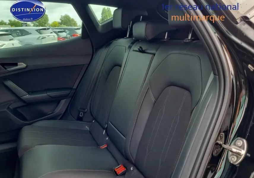 Vue côté droit sur la banquette arrière noire cuir et tissu du CUPRA Formentor 1.5 etsi hybrid 2025 noir midnight.