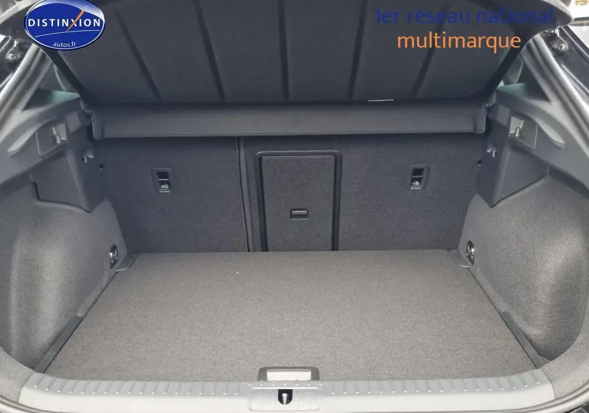 Coffre ouvert vu de l'arrière d'une CUPRA Formentor noir midnight, montrant l'espace de chargement et la banquette rabattable.