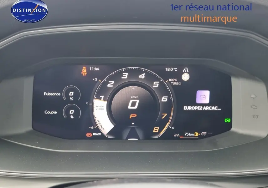 Tableau de bord numérique du CUPRA Formentor 1.5 etsi hybrid 2025 affichant vitesse zéro et compte-tours central.