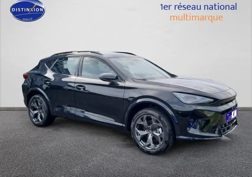 Vue 3/4 avant droit d'un CUPRA Formentor 1.5 etsi hybrid noir midnight avec jantes alu 18 pouces.