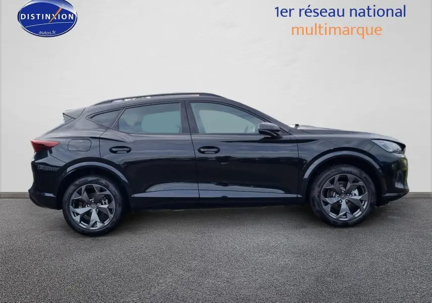 Profil côté gauche du CUPRA Formentor 1.5 etsi hybrid noir midnight avec jantes alu 18 pouces et barres de toit.