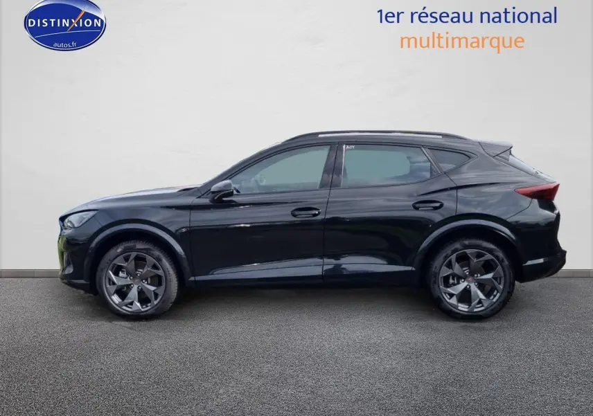 Profil côté gauche du CUPRA Formentor 1.5 etsi hybrid 2025 en noir midnight avec jantes alu 18 pouces.