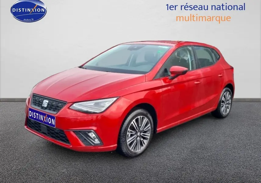 SEAT Ibiza rouge désir vue 3/4 avant droite sur fond neutre avec jantes alliage design.