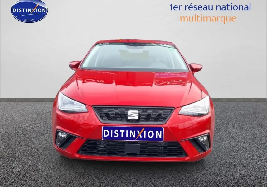 Vue frontale d'une SEAT Ibiza 1.0 TSI 95 Copa rouge désir avec phares full LED et calandre noire.