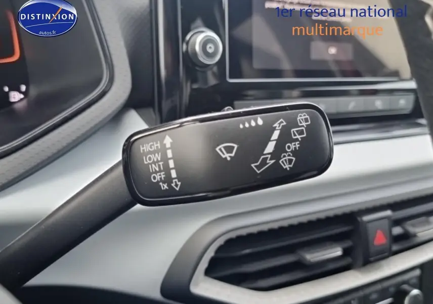 Gros plan sur la commande d’essuie-glace dans l’habitacle gris d’une SEAT Ibiza rouge désir, version 2025.