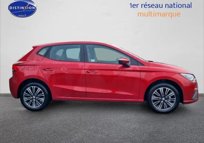 Profil droit d'une SEAT Ibiza rouge désir 2025 avec jantes alliage 16 pouces et poignées ton carrosserie.