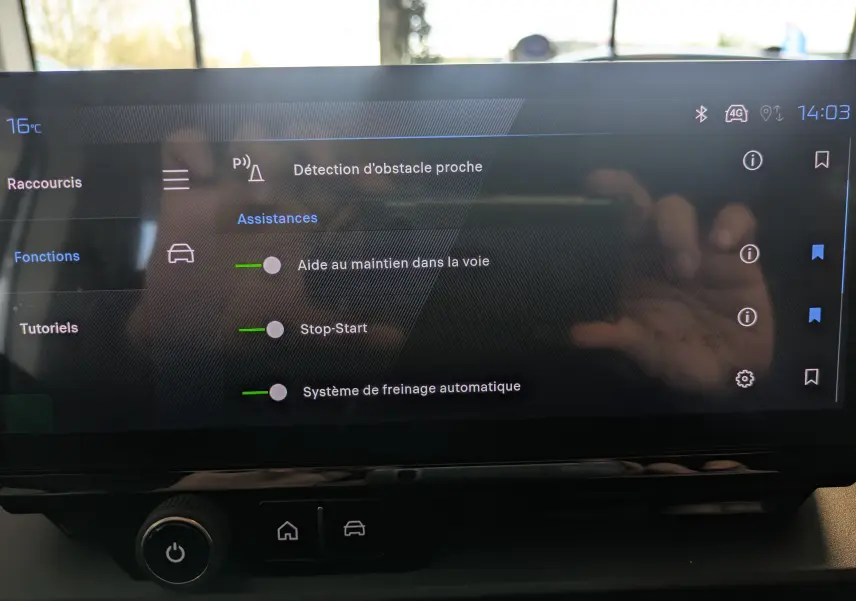 Écran tactile intérieur du Peugeot Rifter 2025 affichant les assistances à la conduite, avec commandes et réglages visibles.