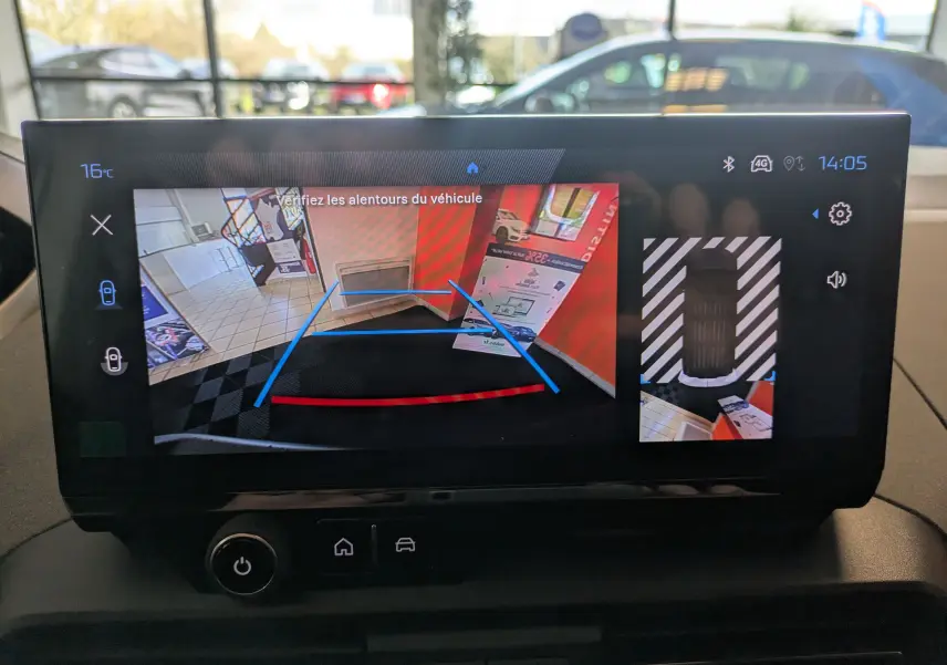 Écran multimédia du Peugeot Rifter 2025 montrant la caméra de recul avec lignes de guidage et vue 360° intérieure.
