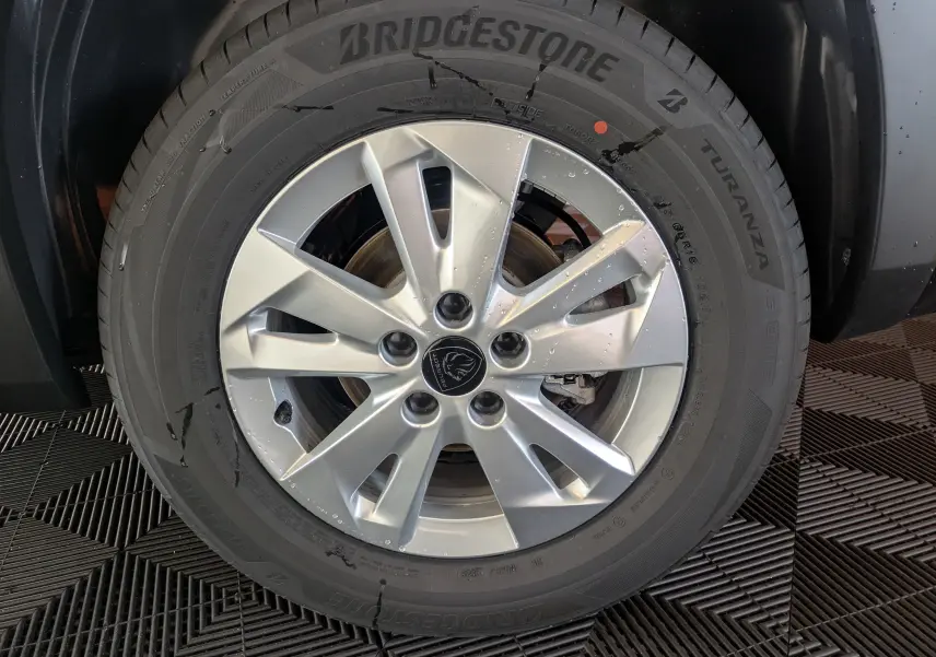 Gros plan sur la roue avant droite du Peugeot Rifter gris Artense, avec jante alliage 16 pouces et pneu Bridgestone Turanza.