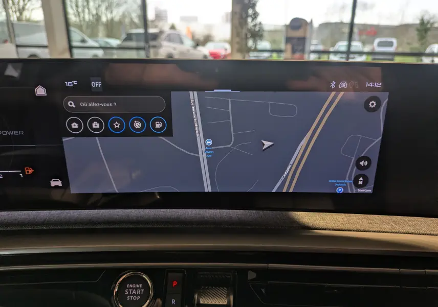Vue intérieure du tableau de bord du Peugeot 3008 blanc, écran tactile affichant la navigation GPS.