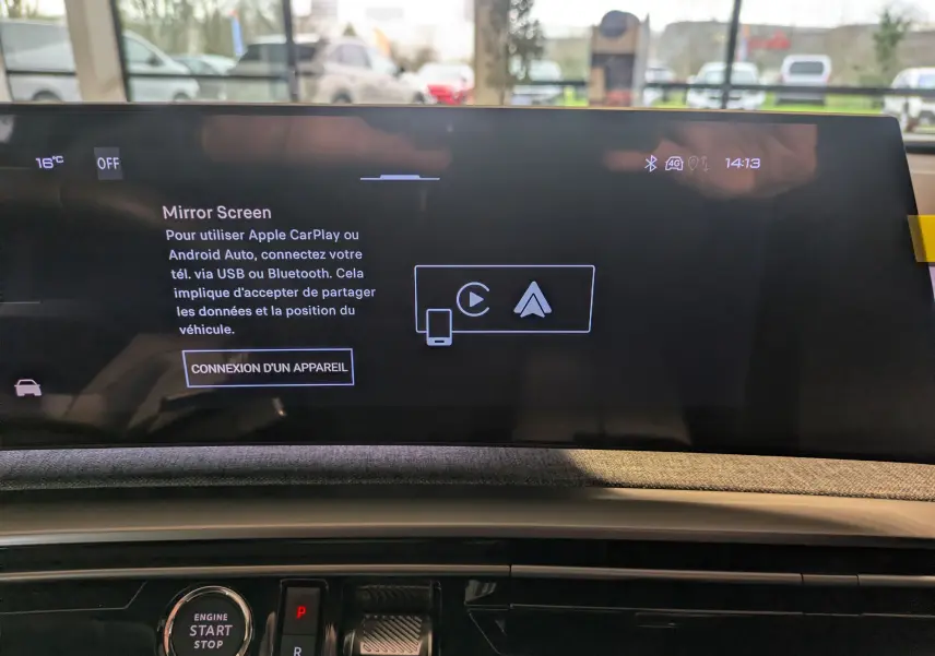 Vue intérieure du tableau de bord du Peugeot 3008 blanc Okenite 2026, écran tactile affichant la fonction Mirror Screen.