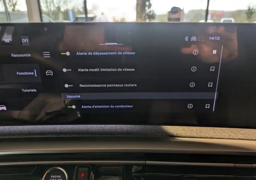 Écran tactile central du Peugeot 3008 blanc, affichant les options d’alerte de sécurité et de reconnaissance des panneaux.