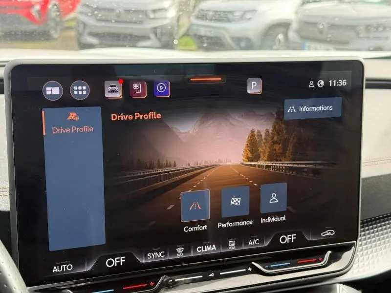 Écran tactile intérieur du CUPRA Formentor 1.5 eTSI Hybrid blanc Nevada, affichant les modes de conduite.