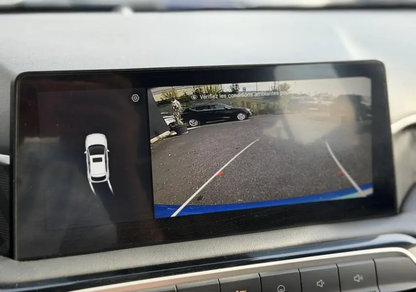 Écran tactile central montrant la caméra de recul et l'aide au stationnement du MG3 1.5 Hybrid+ 2024.