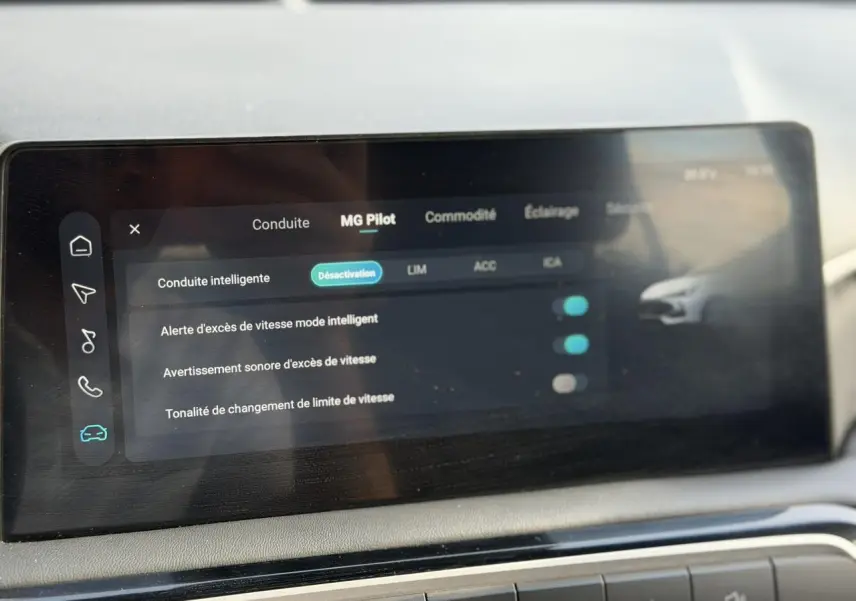 Écran tactile central de la MG3 1.5 Hybrid+ 195 Comfort montrant les réglages du système MG Pilot.