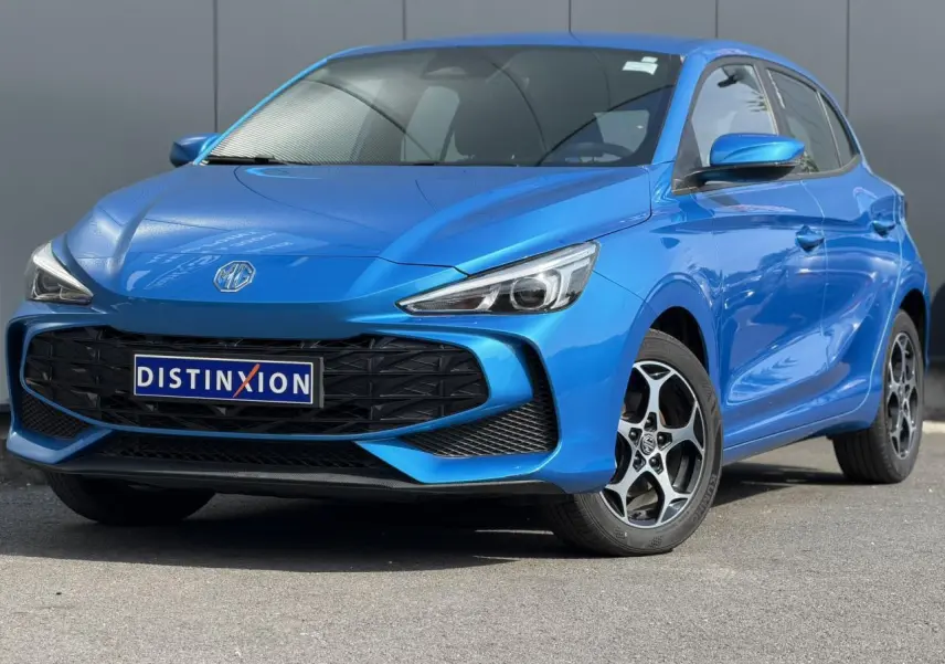 Vue 3/4 avant d'une MG3 1.5 Hybrid+ 195 Comfort bleu Como avec calandre noire et jantes alliage 16 pouces.