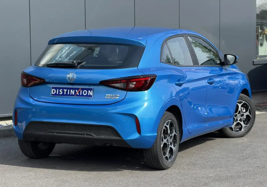 Vue 3/4 arrière droite d'une MG3 1.5 Hybrid+ 195 Comfort bleu Como avec jantes alliage et feux LED.