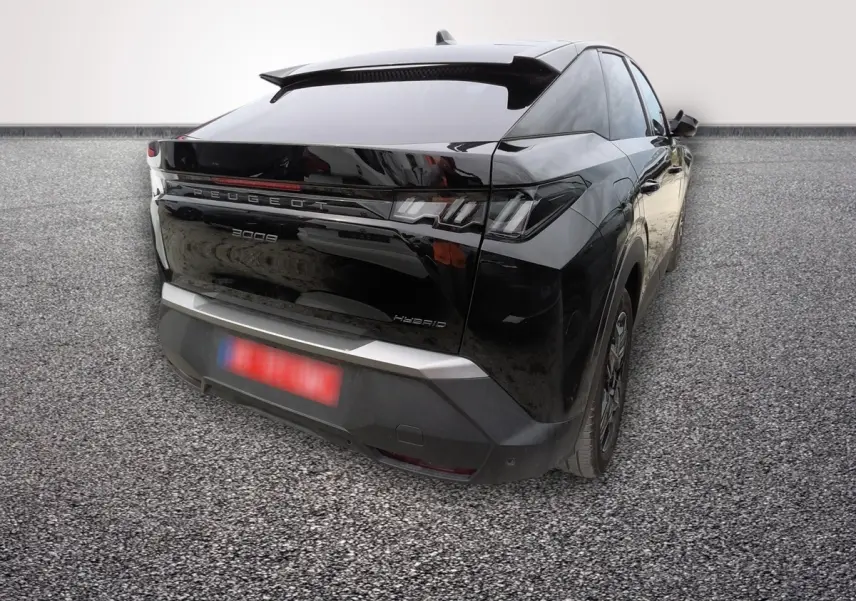 Vue 3/4 arrière droite d’un Peugeot 3008 noir hybride avec feux LED et jantes 19 pouces sur sol gris.