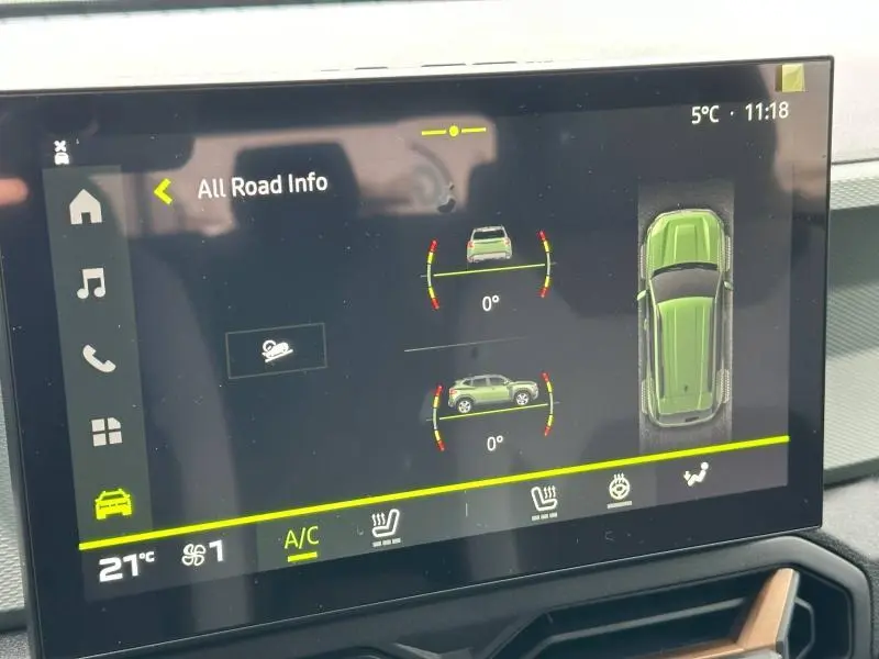 Écran tactile intérieur du Dacia Duster blanc montrant les informations de conduite tout-terrain en vue 3D.
