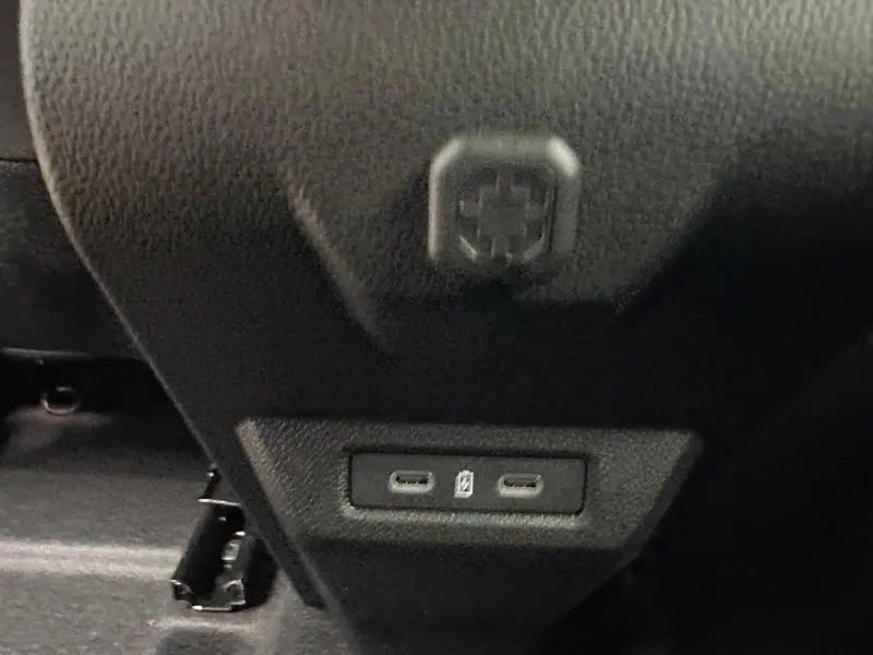 Gros plan sur la console centrale noire du Dacia Duster 2025 montrant deux ports USB-C pour recharge et connexion.