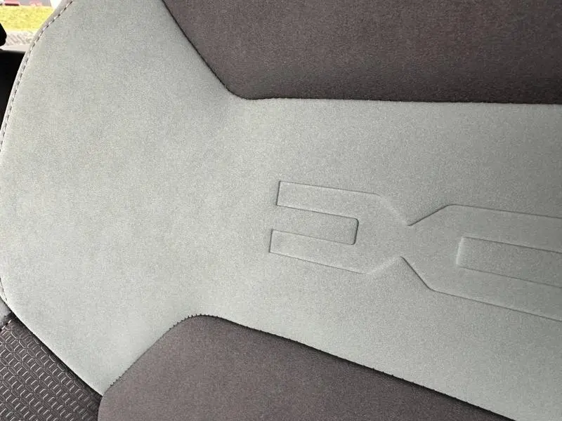 Gros plan sur l'assise grise et noire du siège avant du Dacia Duster 2025 avec logo "Extreme" embossé.