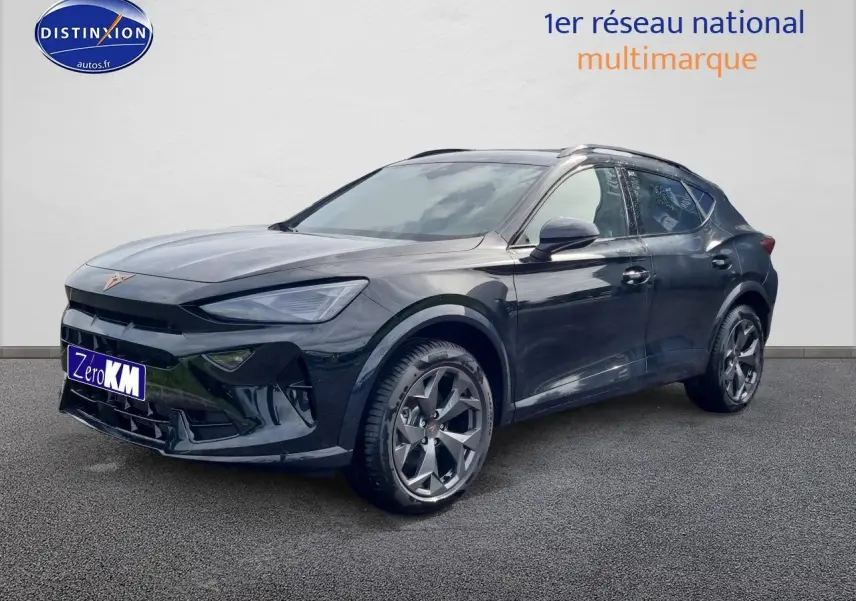 CUPRA Formentor noir midnight en 3/4 avant droit avec jantes alu 18 pouces et barres de toit visibles.