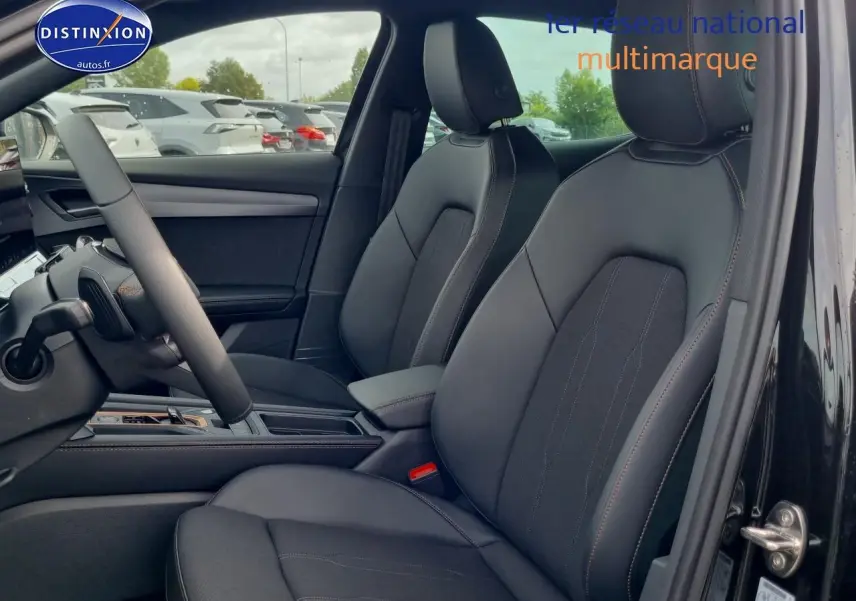 Vue intérieure côté conducteur du CUPRA Formentor 1.5 etsi hybrid 2025 noir midnight avec sièges sport en cuir noir.