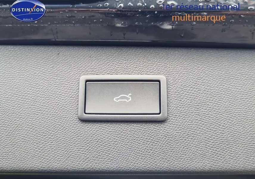 Bouton d'ouverture électrique du coffre sur tableau de bord d'une CUPRA Formentor noir midnight 2025