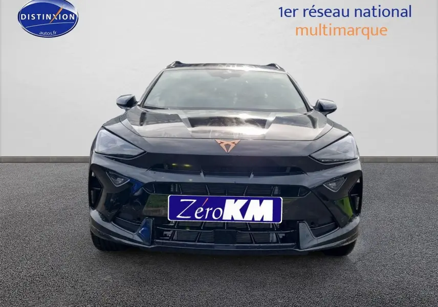 Vue frontale d'un CUPRA Formentor noir midnight 2025 avec logo cuivré et calandre sportive.