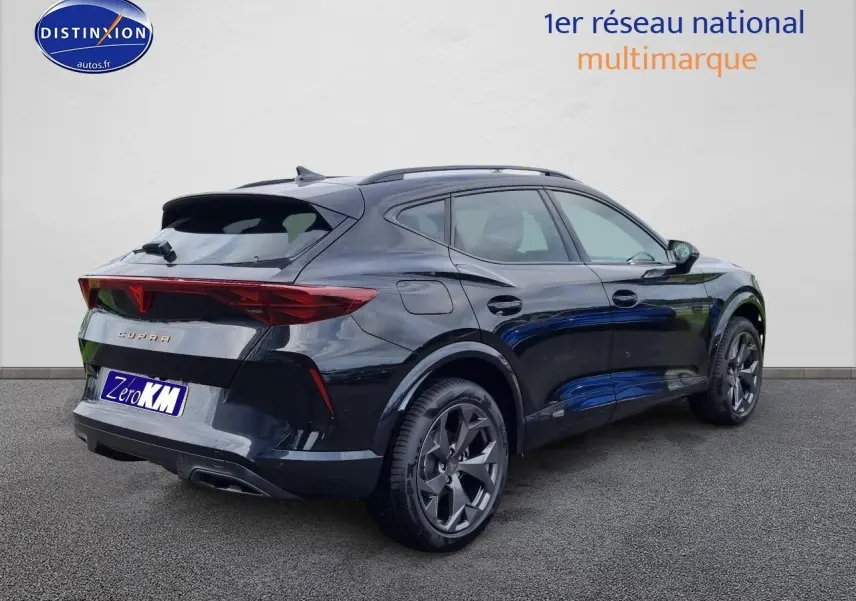 Vue 3/4 arrière droite du CUPRA Formentor 2025 noir midnight avec feux arrière LED et jantes alu 18 pouces.