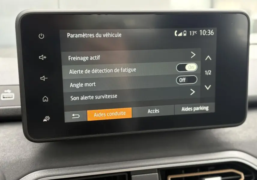 Écran tactile central du tableau de bord de la Dacia Sandero Stepway 2025 affichant les paramètres d'aides à la conduite.