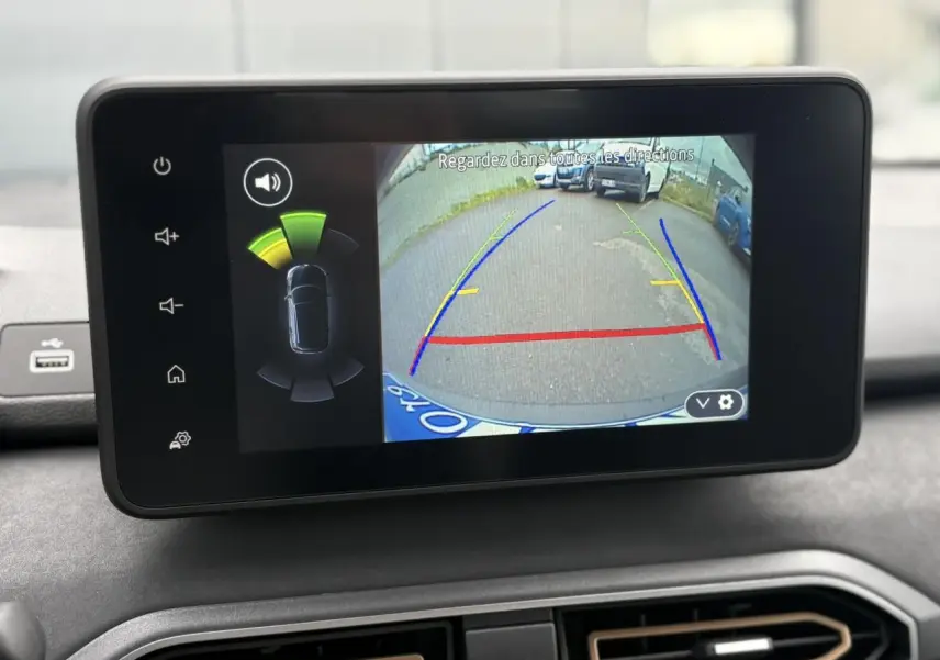 Écran tactile intérieur montrant la caméra de recul et l'aide au stationnement du Dacia Sandero Stepway Gris Schiste.